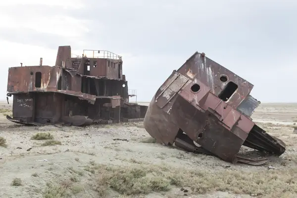 abandoned boats in the aral sea